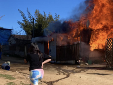 Vivienda resulta completamente consumida por las llamas en incendio que afecta al campamento Parcela 11 de Viña del Mar