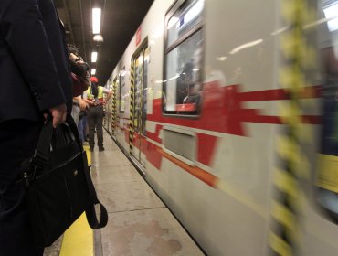 Metro de Santiago suspendió el servicio de Línea 5 entre estaciones Cumming y Bellas Artes por "persona en la vía"