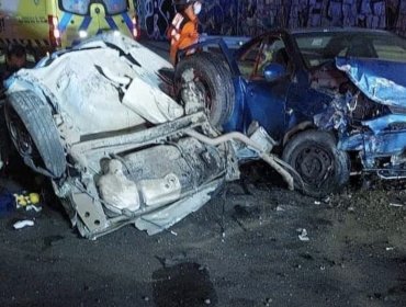 Grave accidente de tránsito deja siete personas lesionadas en la Av. España en dirección a Viña del Mar: auto terminó partido en dos