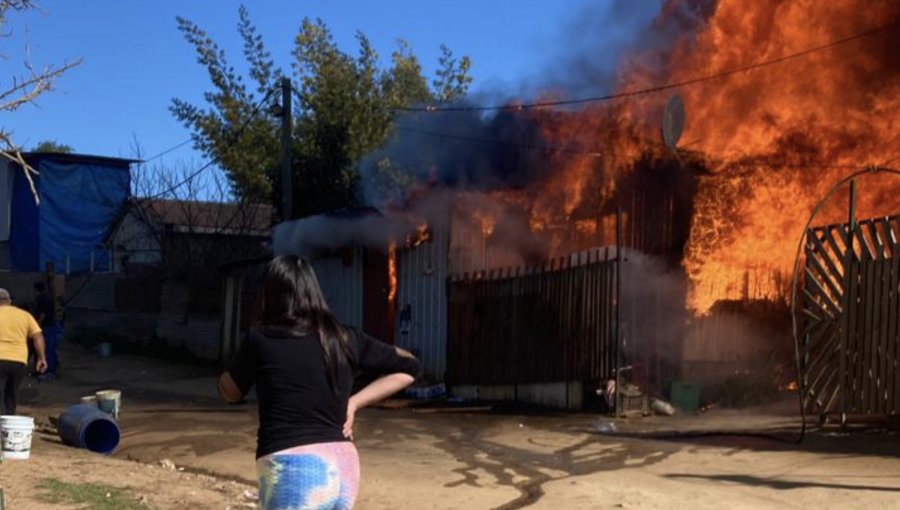 Vivienda resulta completamente consumida por las llamas en incendio que afecta al campamento Parcela 11 de Viña del Mar