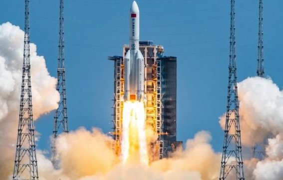 Expectación ante el regreso fuera de control a la Tierra de los restos de un cohete chino este fin de semana