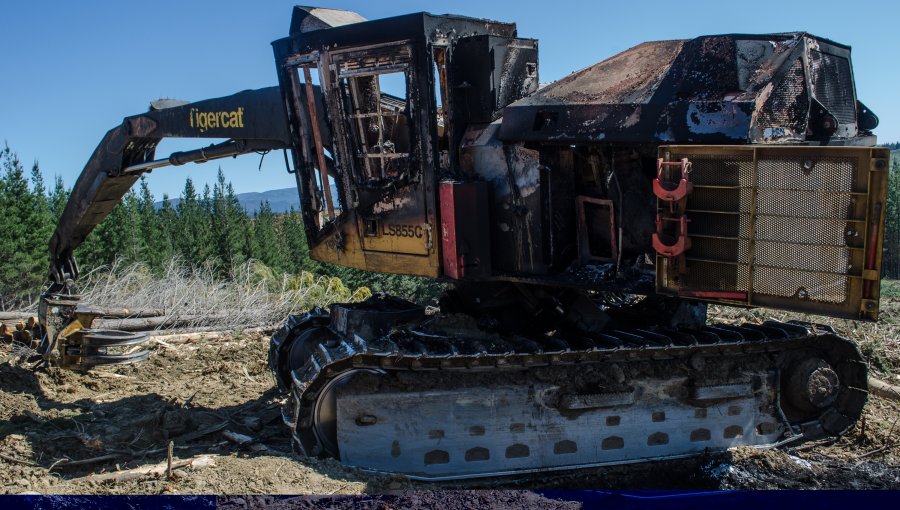 Encapuchados armados incendiaron máquina forestal en ruta que une las comunas de Traiguén con Los Sauces