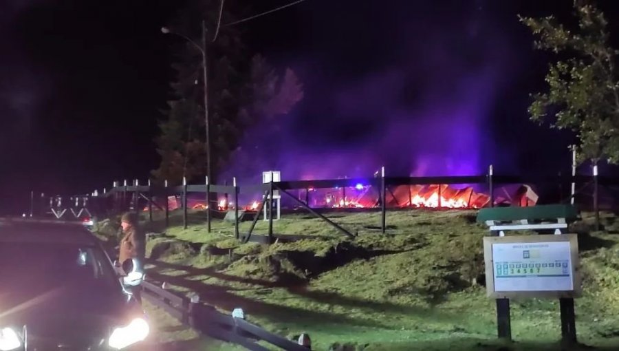 Violencia sin control en Región de Los Ríos: 15 encapuchados queman una capilla y cuatro cabañas