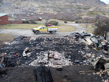 Incendio al interior del parque nacional Torres del Paine destruyó dependencias del camping Pehoé