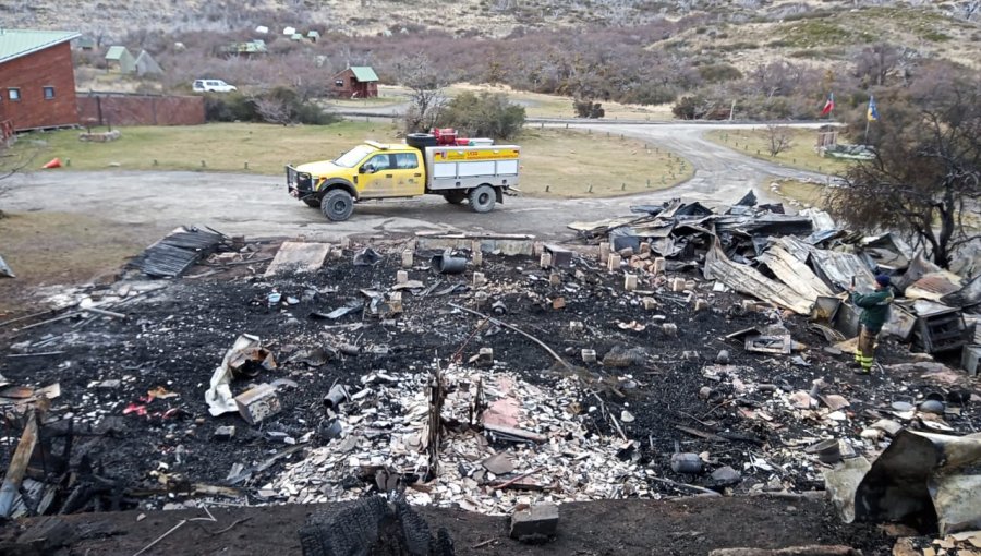 Incendio al interior del parque nacional Torres del Paine destruyó dependencias del camping Pehoé