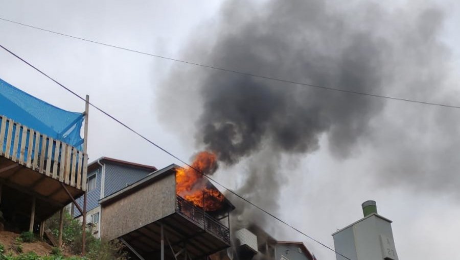Incendio afectó a dos viviendas del cerro El Litre de Valparaíso: Bomberos logró controlar la propagación a más hogares