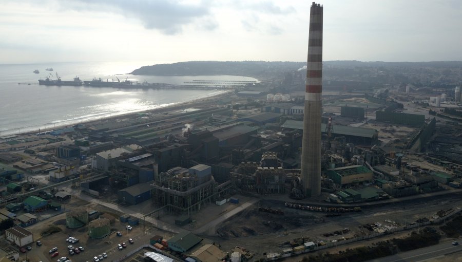 Codelco y trabajadores de la fundición Ventanas logran acuerdo de cara al cierre de la planta en Puchuncaví