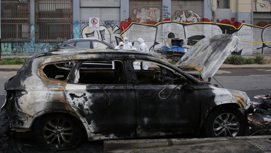 Automóvil particular fue incendiado en las cercanías de la residencia del presidente Boric en el barrio Yungay