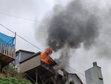 Incendio afectó a dos viviendas del cerro El Litre de Valparaíso: Bomberos logró controlar la propagación a más hogares