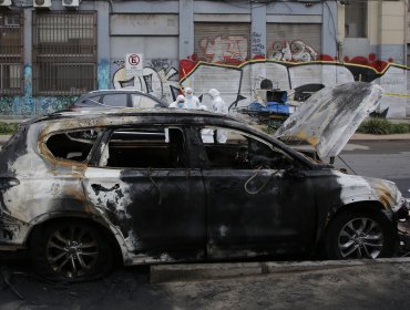 Automóvil particular fue incendiado en las cercanías de la residencia del presidente Boric en el barrio Yungay