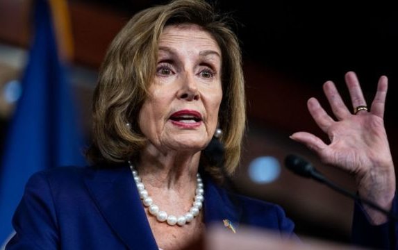 La líder estadounidense Nancy Pelosi desafía a China y llega a Taiwán en medio de fuertes tensiones y amenazas