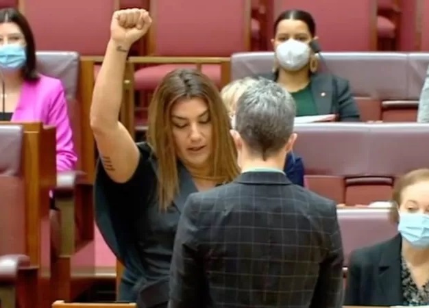 Senadora australiana tilda a la Reina Isabel II de "colonizadora" durante su juramento en el Parlamento