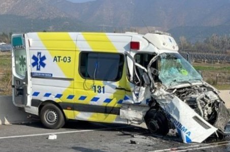 Colisión de alta energía entre ambulancia del hospital Carlos van Buren y un vehículo deja dos lesionados graves en ruta de Panquehue