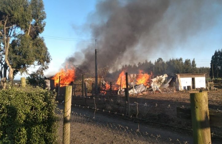 Dos viviendas y un vehículo fueron destruidos tras ataque incendiario de la Resistencia Mapuche Lafkenche en Cañete