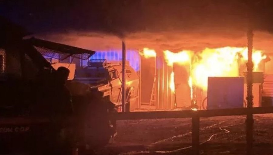 Investigan incendio que afectó a bodega de almacenamiento de armas y municiones de Carabineros en La Unión