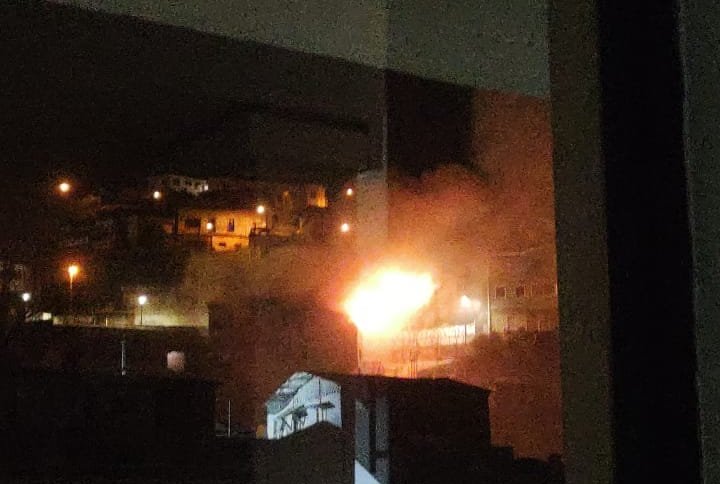 Incendio consumió completamente una vivienda en el cerro La Cruz de Valparaíso