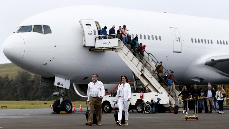 Cerca de 230 turistas llegaron este jueves a Rapa Nui tras dos años de cierre