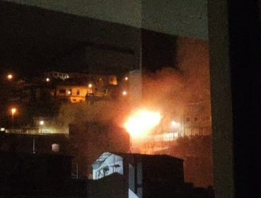Incendio consumió completamente una vivienda en el cerro La Cruz de Valparaíso