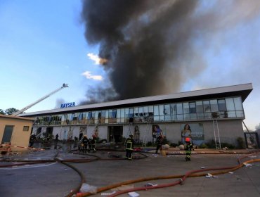 Cámara aprueba comisión investigadora sobre incendio en bodega Kayser de Renca que dejó cinco fallecidos durante el estallido social