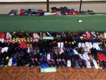 Descubren centro de acopio de zapatillas falsificadas en Viña del Mar: una extranjera detenida y 300 pares decomisados