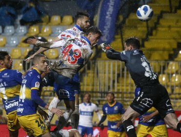 Everton y Universidad Católica empatan en Sausalito ante una intensa lluvia