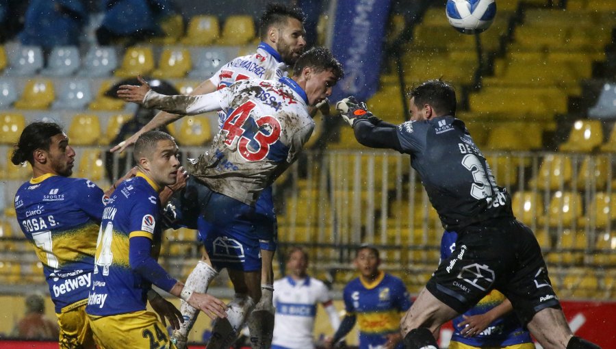 Everton y Universidad Católica empatan en Sausalito ante una intensa lluvia