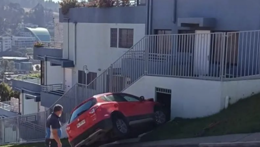 Accidente de tránsito termina con automóvil a punto de volcarse frente a una casa en Reñaca