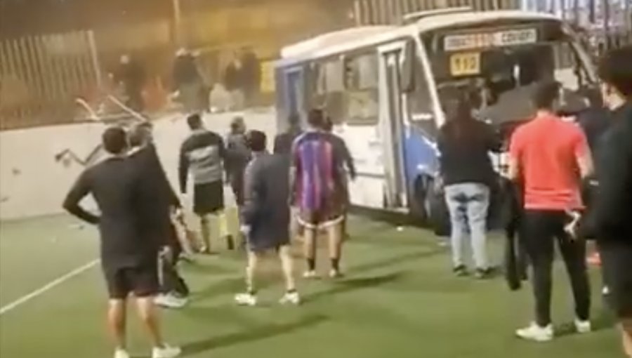 Microbús termina en una cancha de fútbol tras protagonizar accidente en Antofagasta: conductor estaba bajo la influencia del alcohol
