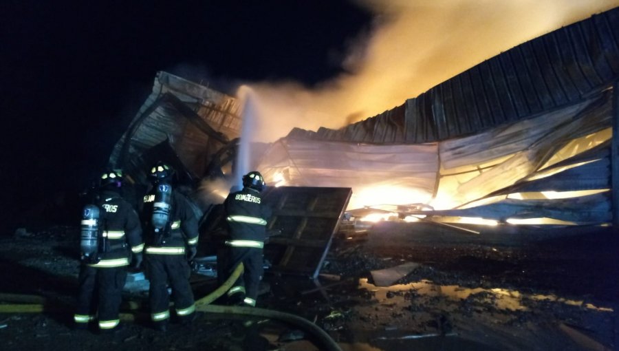 Incendio de grandes proporciones afectó a una bodega con productos químicos en Graneros
