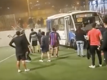 Microbús termina en una cancha de fútbol tras protagonizar accidente en Antofagasta: conductor estaba bajo la influencia del alcohol