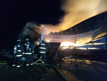 Incendio de grandes proporciones afectó a una bodega con productos químicos en Graneros