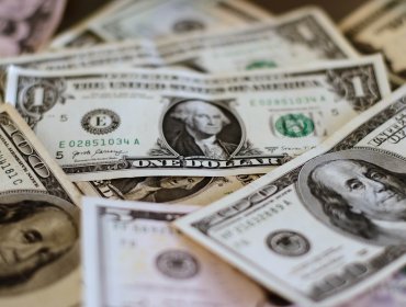 Precio del dólar se mantiene bajo los $900, a la espera del informe de inflación de Estados Unidos