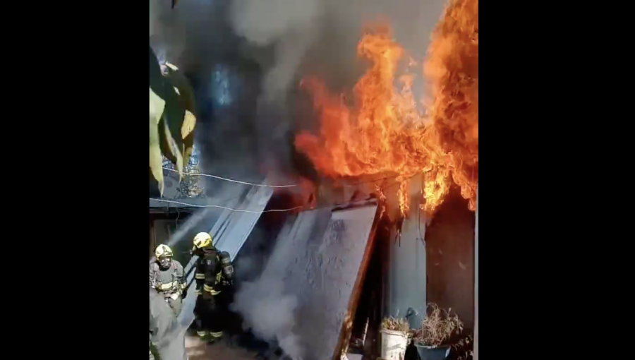 Incendio consume por completo una vivienda de material ligero en el sector de Belloto Sur en Quilpué