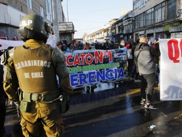 Ambulantes desalojados del Barrio Meiggs cortaron el tránsito en la Alameda: Carabineros intervino con el carro lanzaaguas