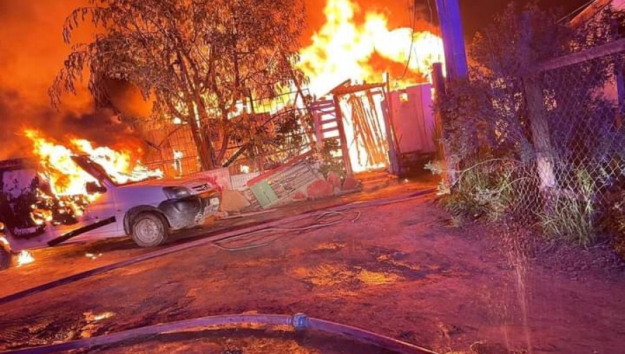 Tragedia en Villa Alemana: Hombre es encontrado sin vida tras incendio que consumió dos viviendas y un automóvil