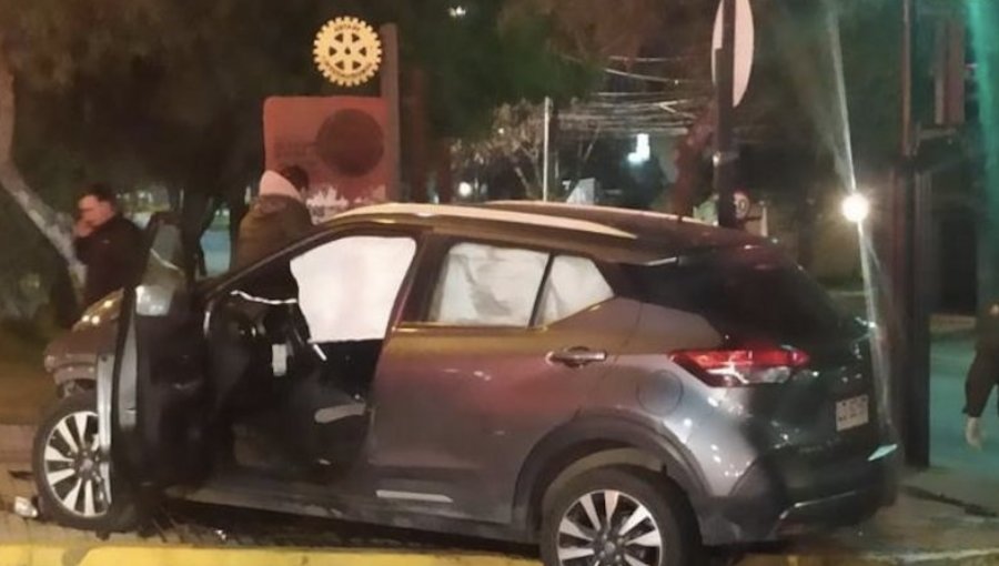 Carabinera fue víctima de violenta encerrona en Peñalolén: delincuentes la intimidaron con armas de fuego y le robaron su auto