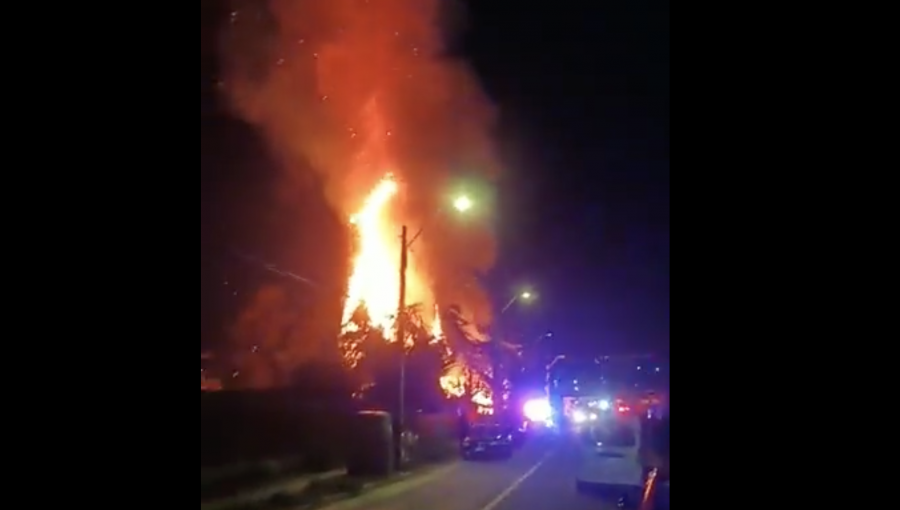 Incendio destruye por completo una vivienda de material ligero en El Quisco