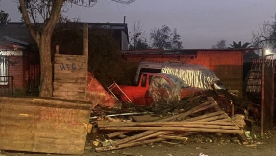 Delincuente roba bus del transporte público y choca contra dos viviendas en Maipú: destruyó antejardines y un automóvil
