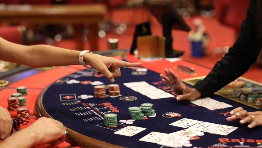 Fiscalía Nacional Económica ordena allanar propiedades de tres ejecutivos de casinos de juego: investigan posible colusión