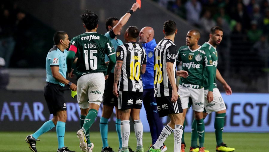 Edu Vargas jugó 15 minutos, fue expulsado y el Mineiro quedó eliminado de Copa Libertadores: su DT lo llenó de críticas