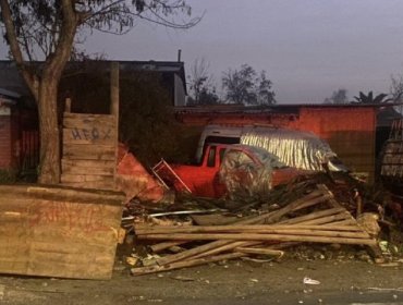 Delincuente roba bus del transporte público y choca contra dos viviendas en Maipú: destruyó antejardines y un automóvil