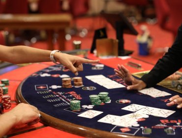 Fiscalía Nacional Económica ordena allanar propiedades de tres ejecutivos de casinos de juego: investigan posible colusión
