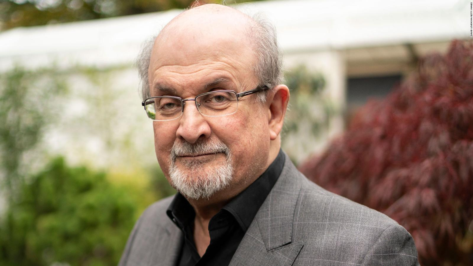 Apuñalan al escritor Salman Rushdie en un auditorio de Nueva York cuando iba a dar una charla