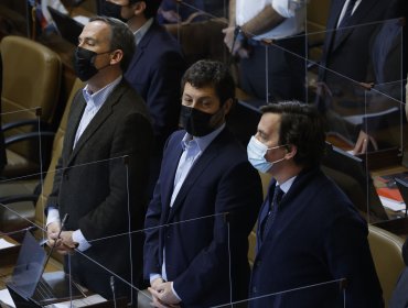 Diputados UDI acuden a Contraloría para denunciar al Gobierno por "no informar" sobre la obligatoriedad de votar en el Plebiscito