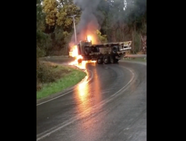 Dos camiones quemados y otro con serios daño deja ataque incendiario en ruta de Cunco, en La Araucanía