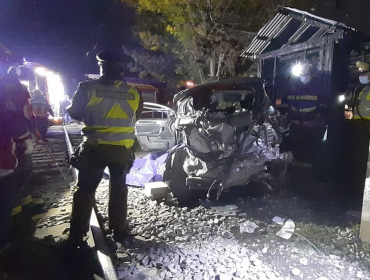 Un fallecido y dos heridos deja choque entre un tren y un vehículo particular en Chillán