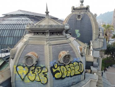 Cúpula del Museo Nacional de Bellas Artes fue vandalizada por dos sujetos que realizaron grafitis