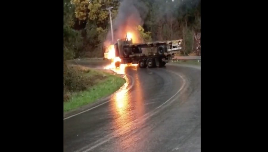 Dos camiones quemados y otro con serios daño deja ataque incendiario en ruta de Cunco, en La Araucanía