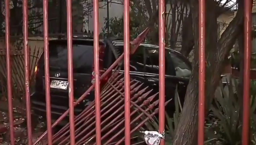 Conductor en aparente estado de ebriedad protagonizó accidente de tránsito y terminó adentro de un colegio en Ñuñoa