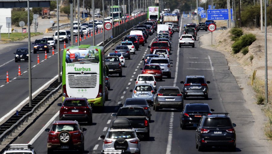 Estiman que unos 382 mil vehículos saldrán de la región Metropolitana durante este fin de semana largo